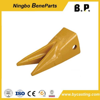 O engenheiro à terra da máquina escavadora utiliza pontos de dente da cubeta 453-2564
